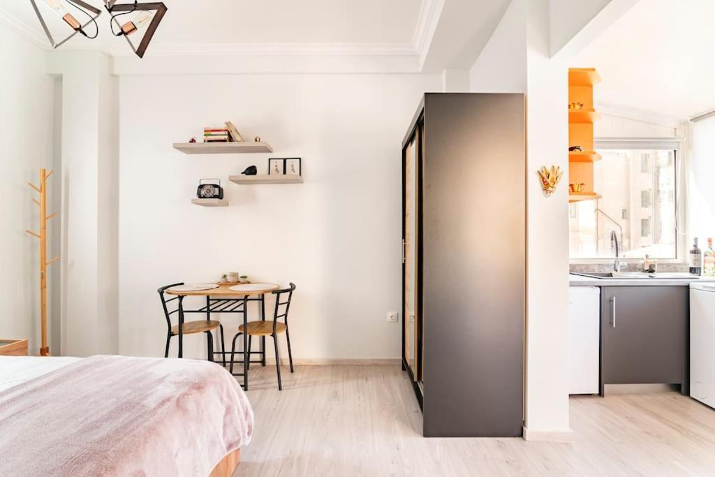 Under The Hill Apartment Атина Екстериор снимка