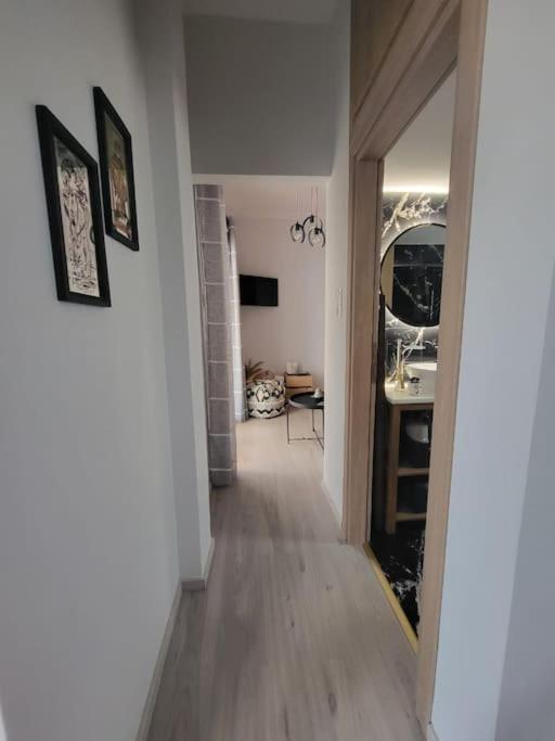 Under The Hill Apartment Атина Екстериор снимка