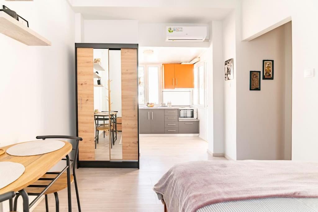 Under The Hill Apartment Атина Екстериор снимка
